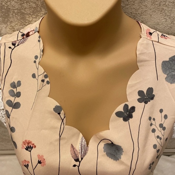 SHEIN Cream Floral Blouse with White Lace Sleeves - Picture 10 of 14